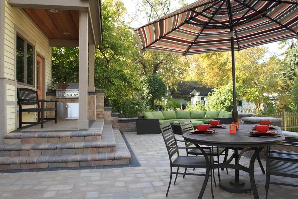 Summerset Alturi 42 ALT42T - Backyard retreat in Chicago with built-in grill