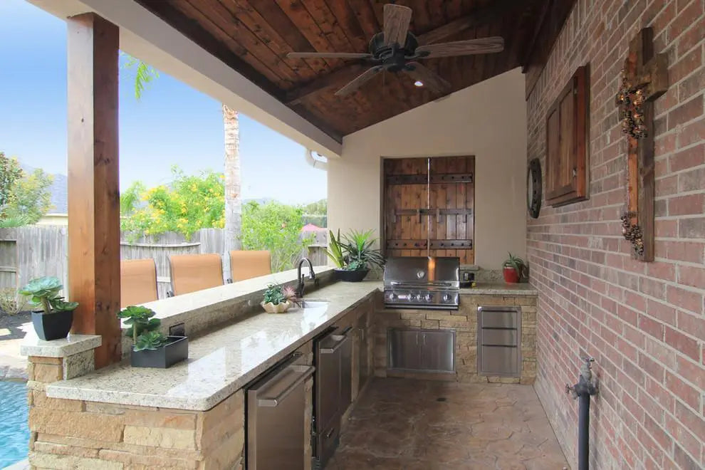 Summerset Alturi 42 ALT42T - Traditional Texas patio with built-in grill setup