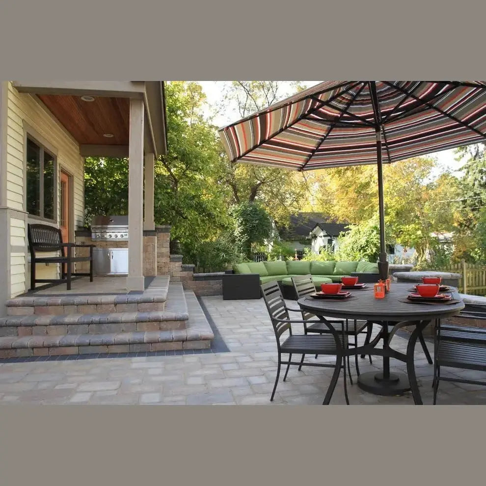 Summerset Alturi 42 ALT42T - Backyard retreat in Chicago with built-in grill