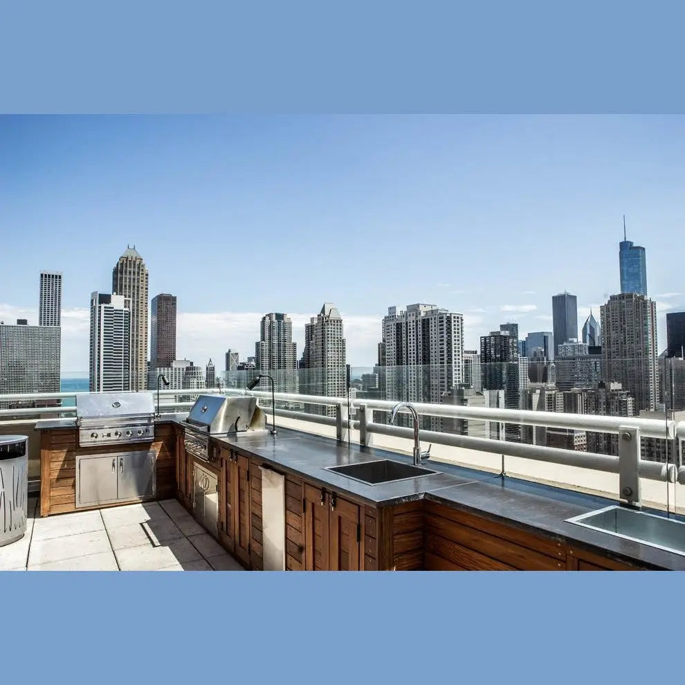 Summerset Alturi 30 ALT30T - Contemporary airy rooftop outdoor kitchen with city skyline