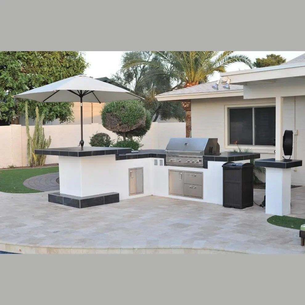 Summerset Alturi 30 ALT30T - Modern black and white counters in desert garden