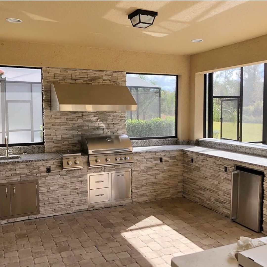Summerset Sizzler 32 SIZ32 - Rustic gourmet kitchen sunroom outdoor living sunny Florida