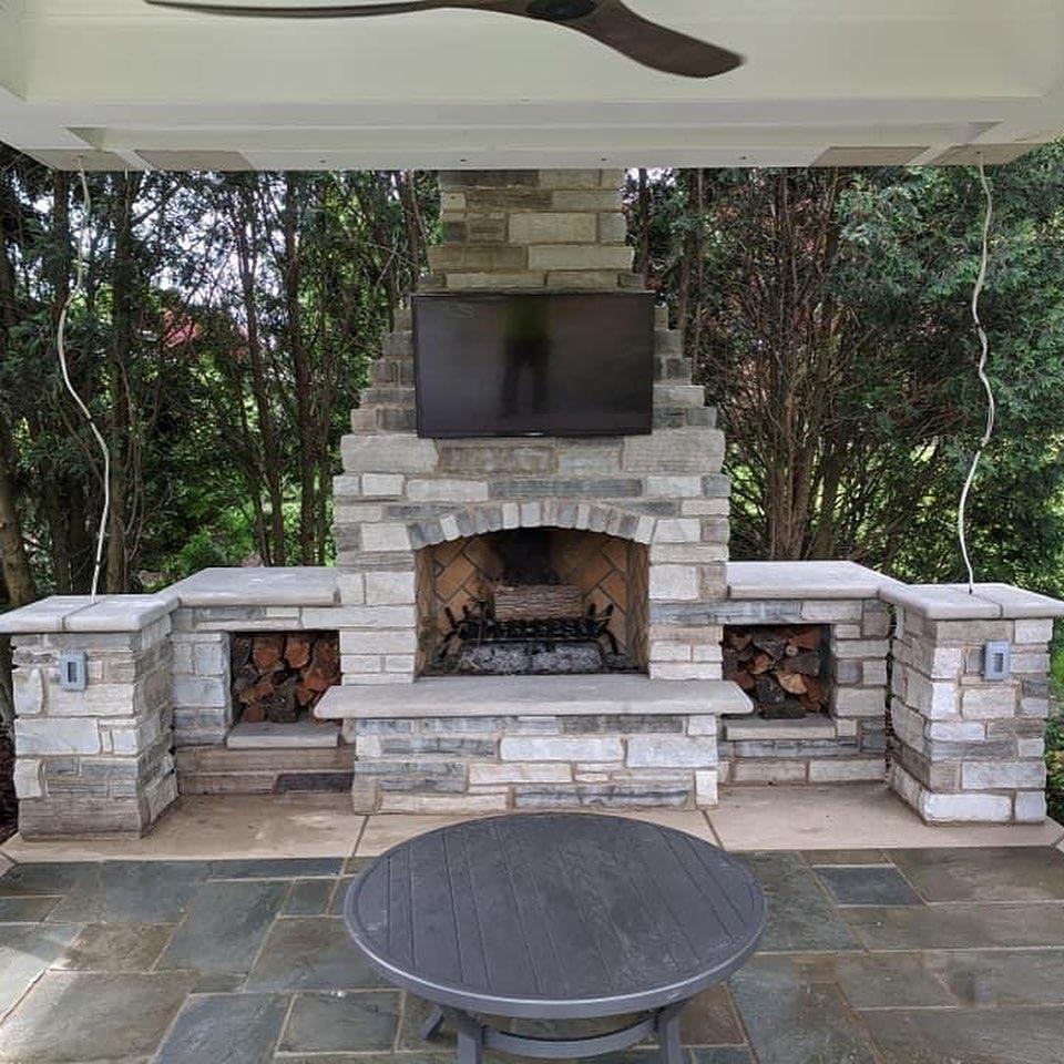 Summerset Sizzler 26 SIZ26 - Stone fireplace limestone counters outdoor entertainment Illinois
