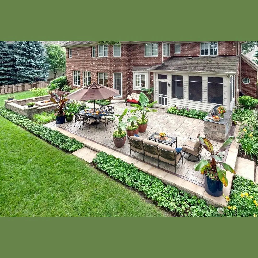 Summerset Alturi 30 ALT30T - Traditional lush landscaped charming backyard outdoor kitchen